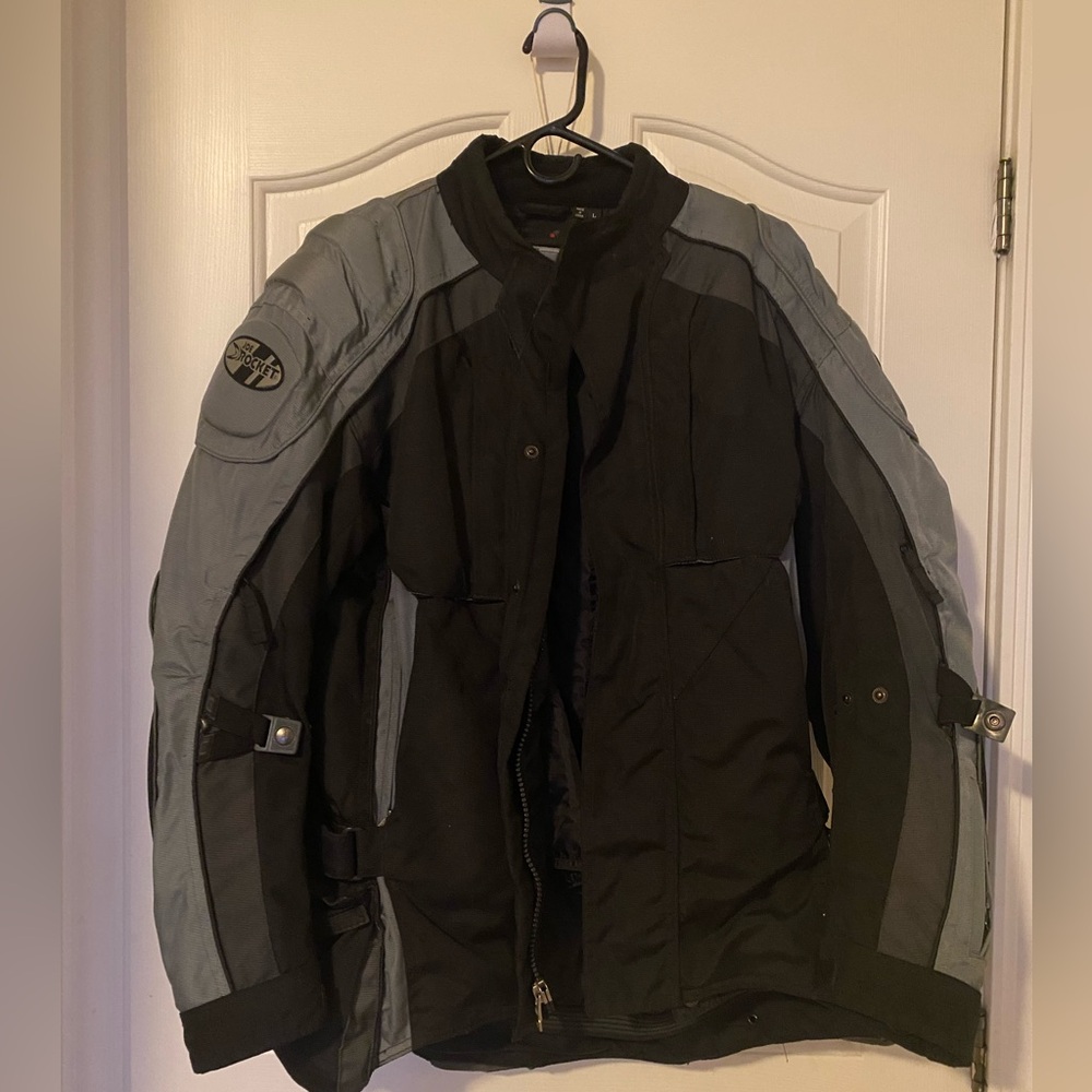Men’s Joe Rocket motorcycle jacket, size large.
Worn well, great condition.